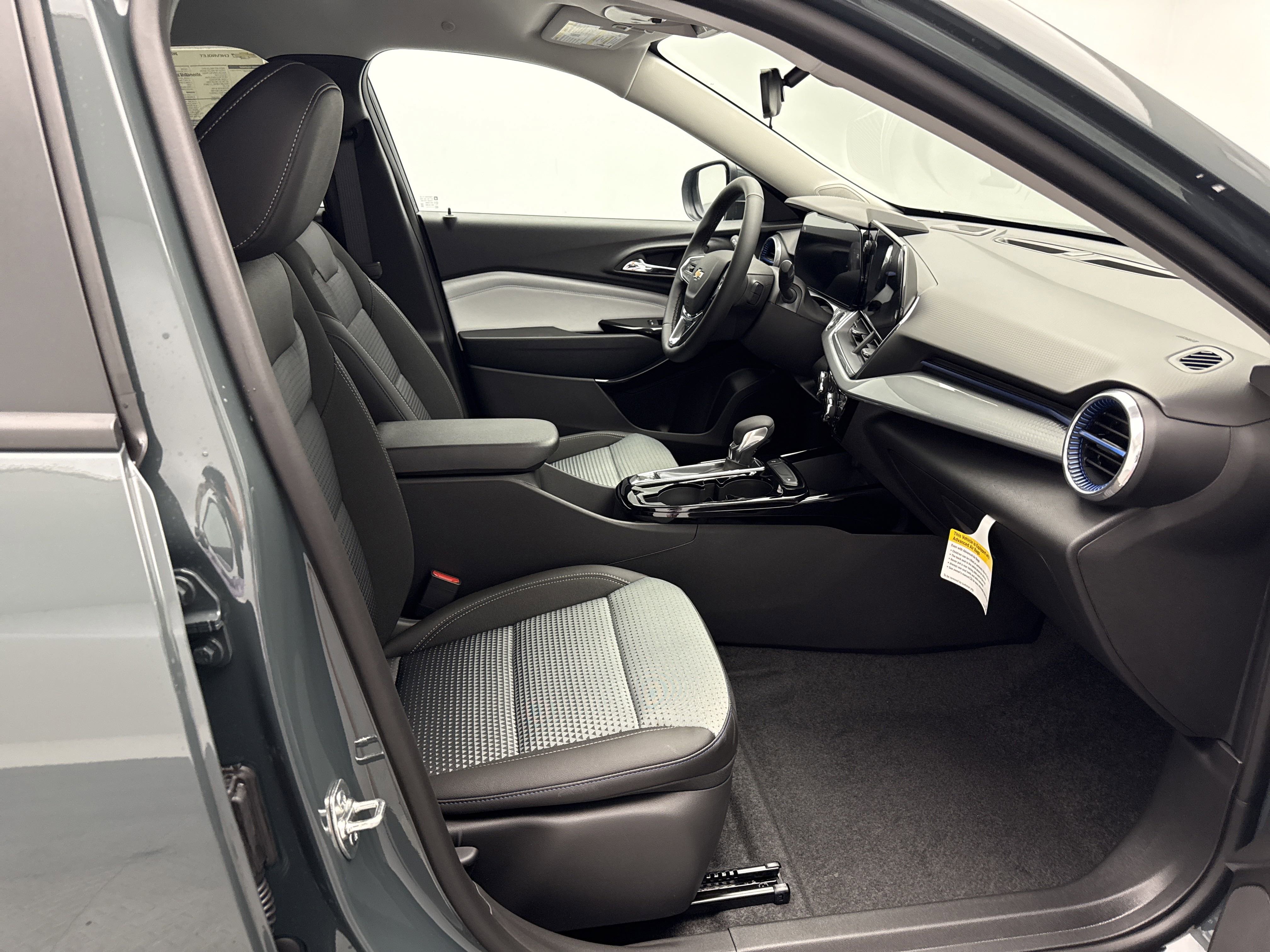 2025 Chevrolet Trax LT photo 11