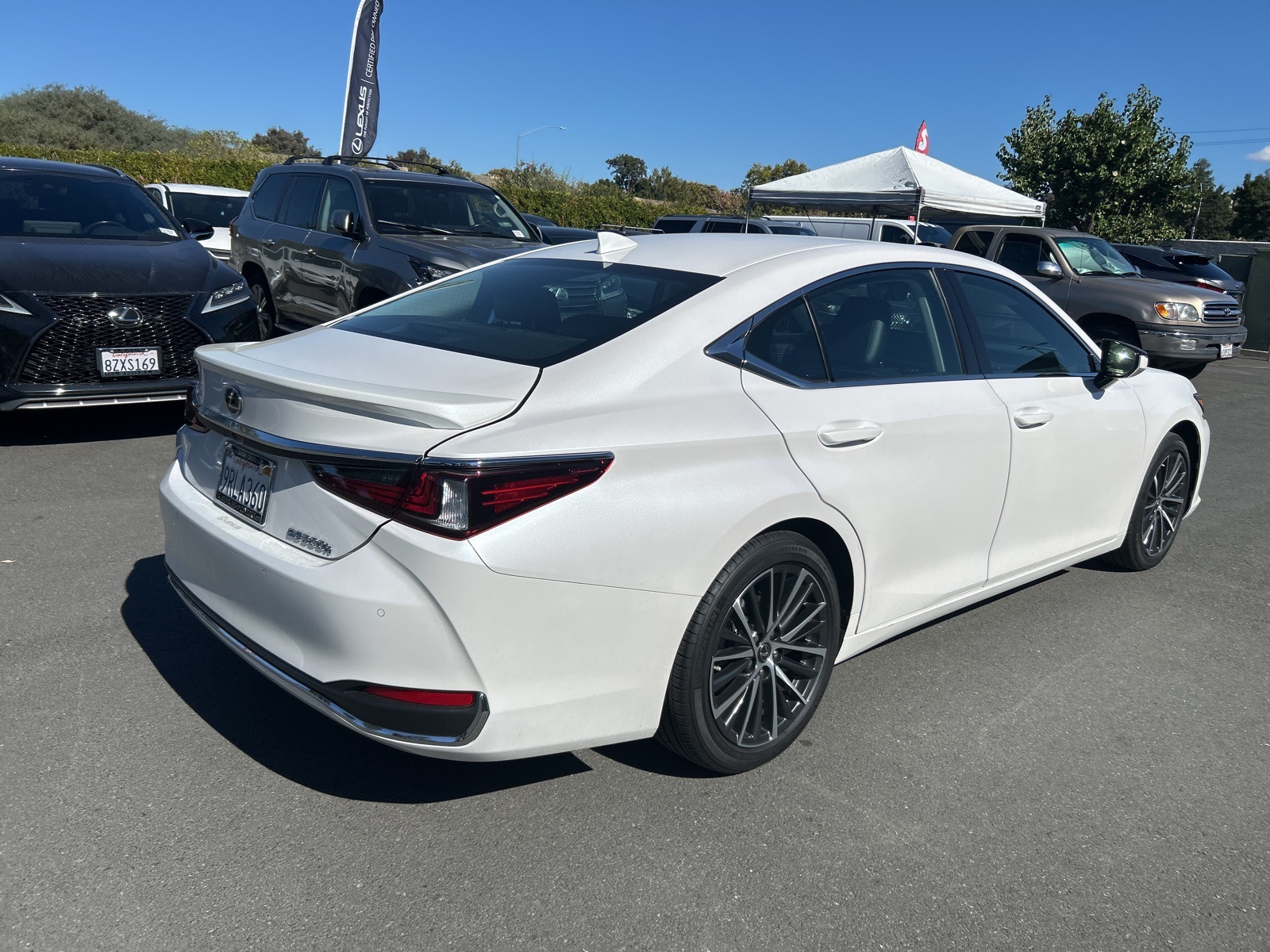 2025 Lexus ES 300h photo 3