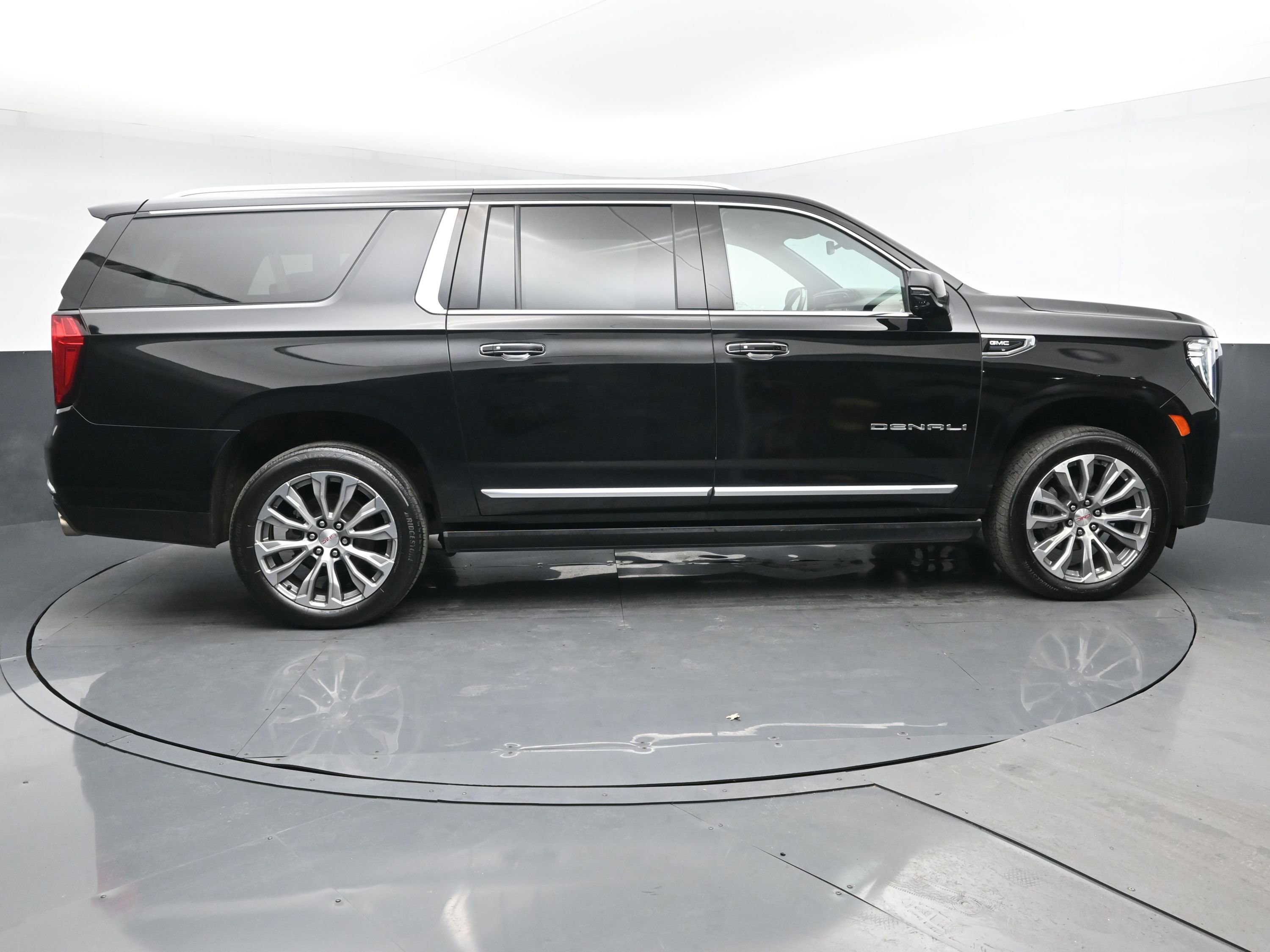 2022 Gmc Yukon XL Denali photo 2