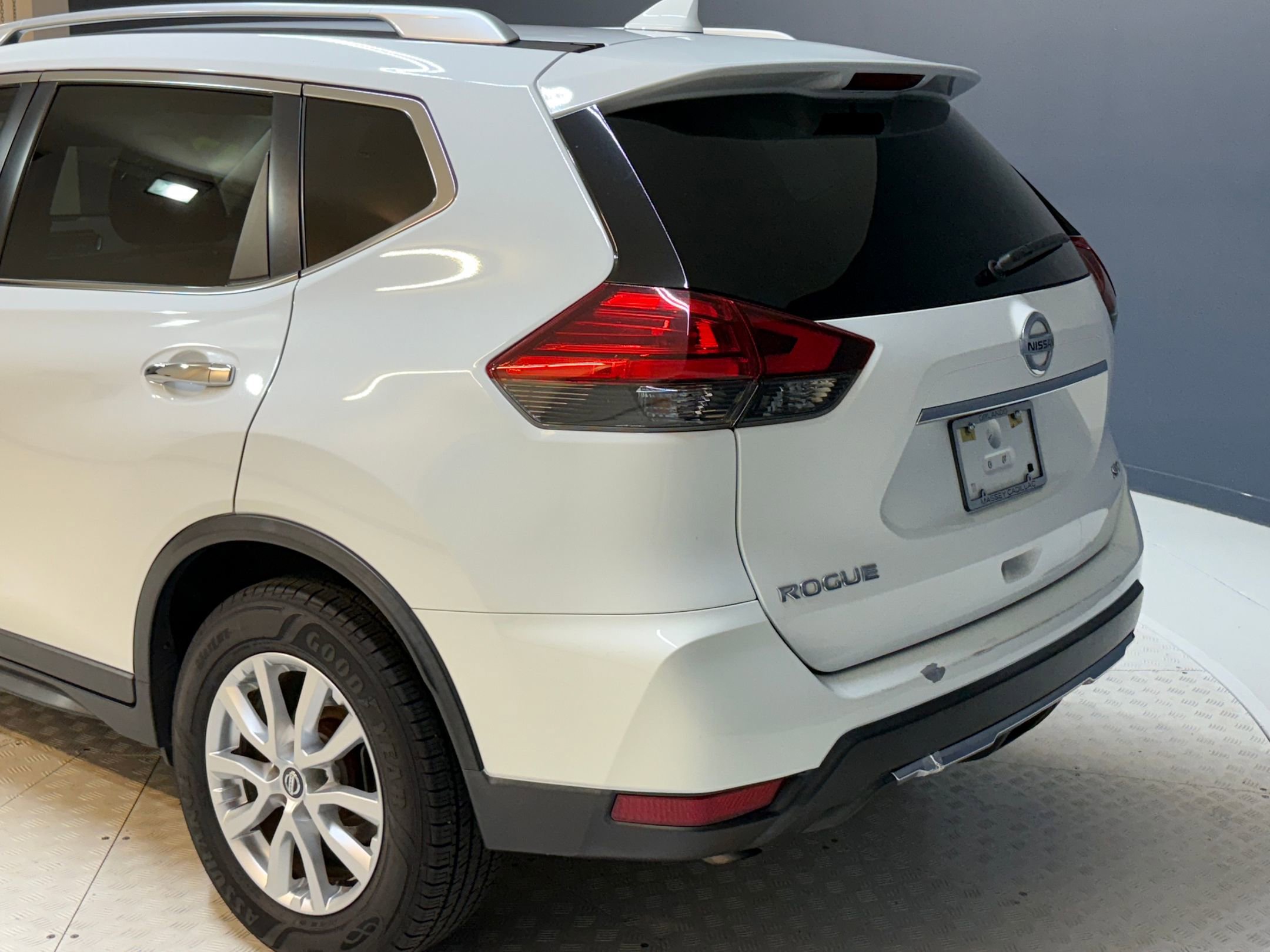 2017 Nissan Rogue SV photo 19