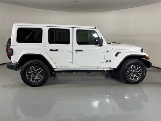 2025 Jeep Wrangler Sahara photo 9