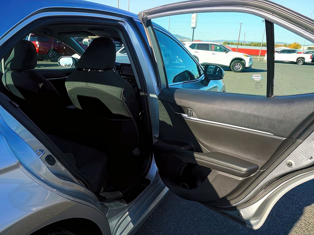 2022 Toyota Camry LE photo 21