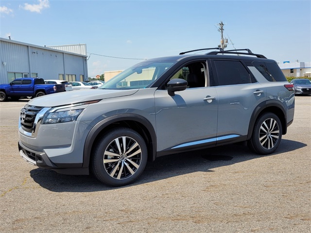 2025 Nissan Pathfinder Platinum photo 3