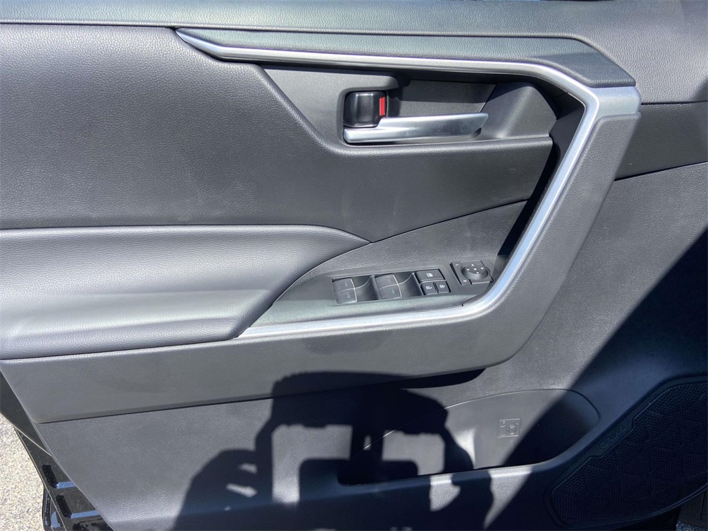 2025 Toyota RAV4 XLE photo 14