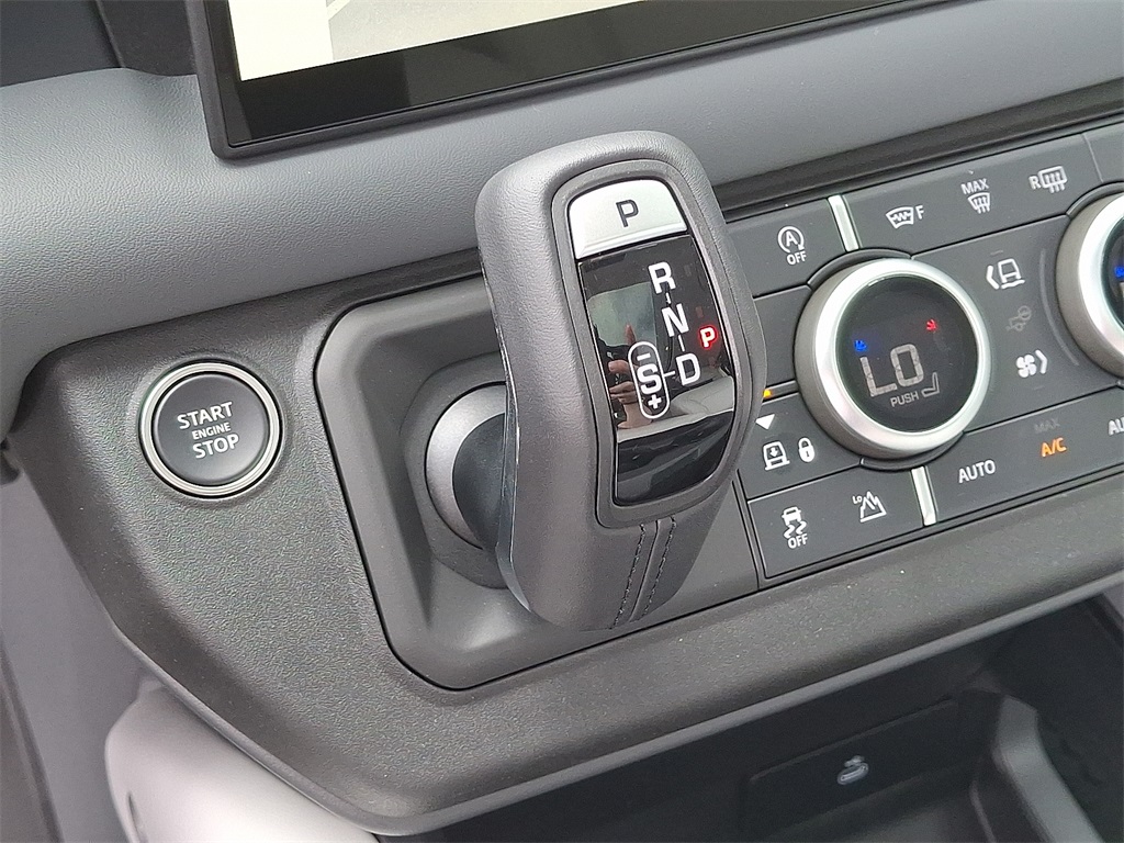 2025 Land Rover Defender 110 S photo 11