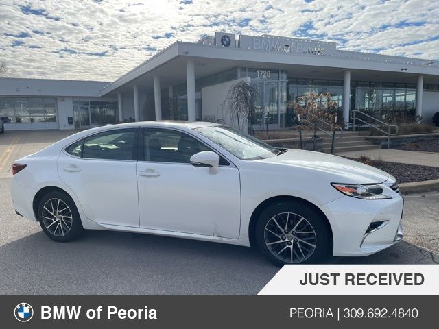 2016 Lexus ES 350's photo