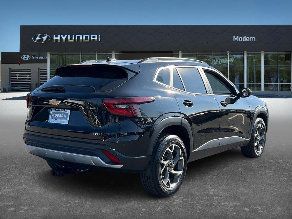 2024 Chevrolet Trax LT photo 2