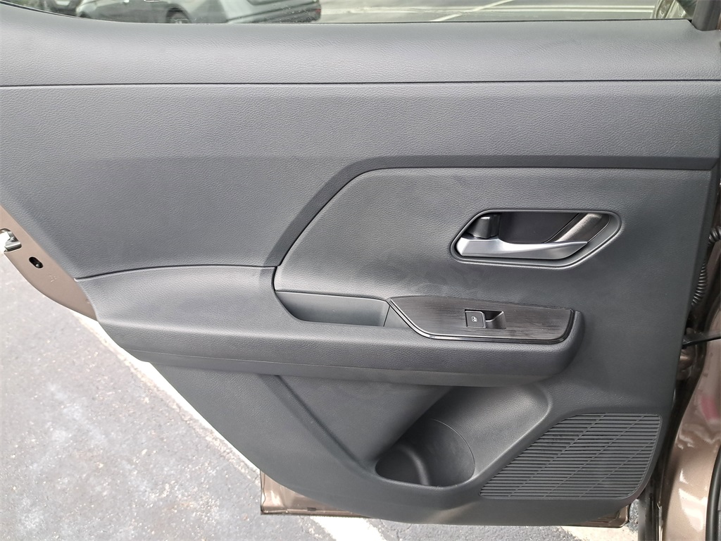 2026 Nissan Kicks SR photo 12