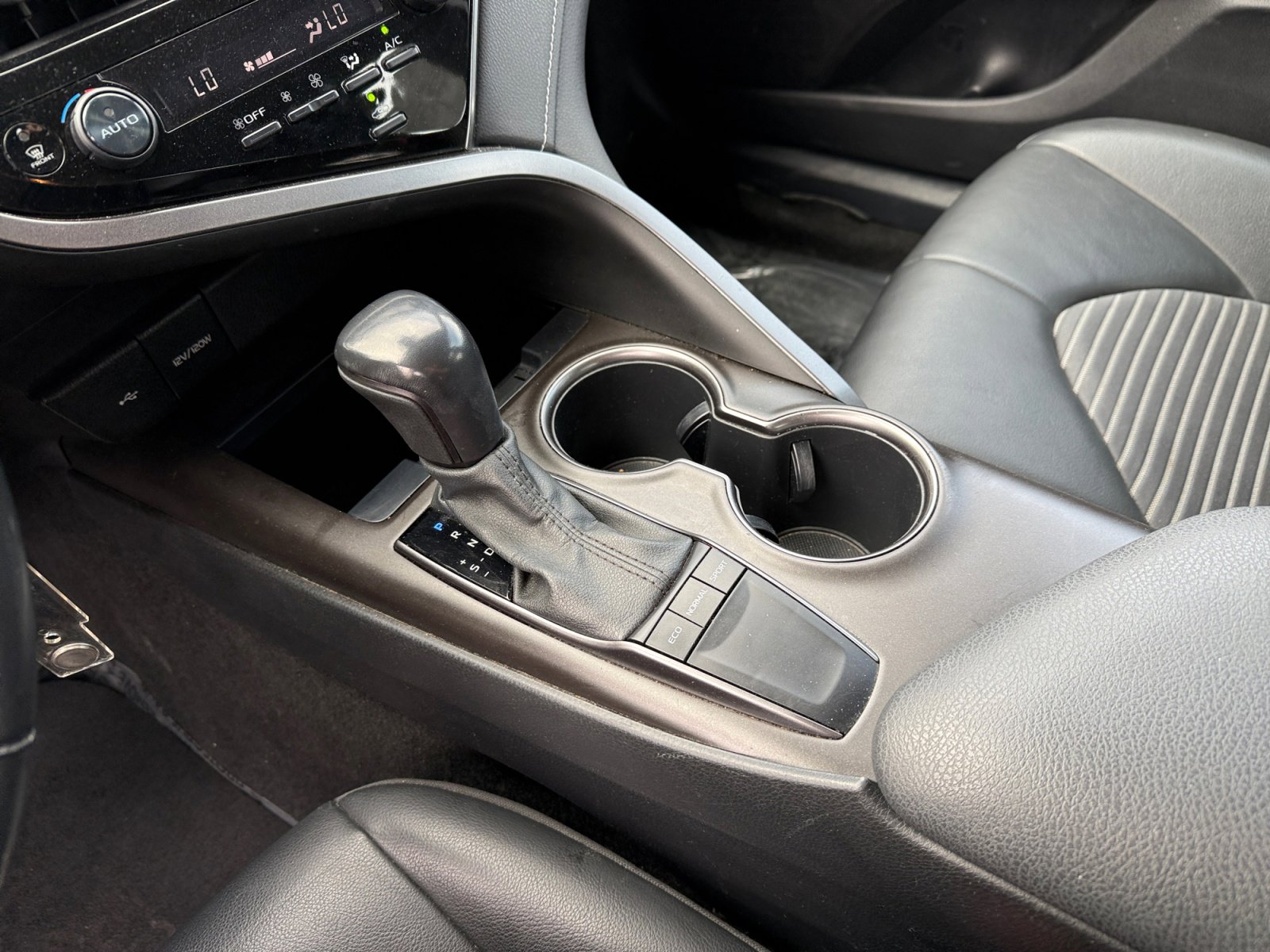 2022 Toyota Camry SE photo 13