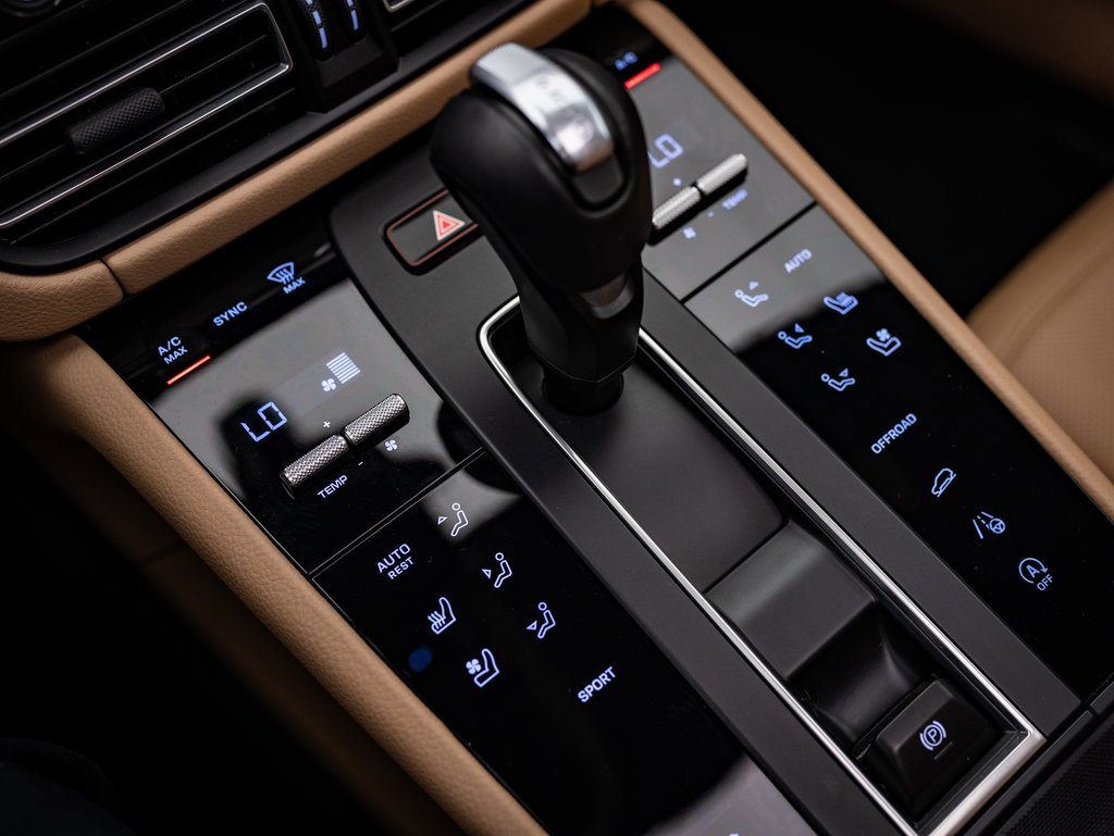 2024 Porsche Macan T photo 28