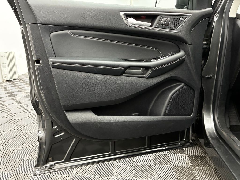 2020 Ford Edge Titanium photo 17