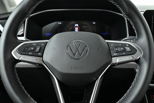 2025 Volkswagen Taos SE photo 3
