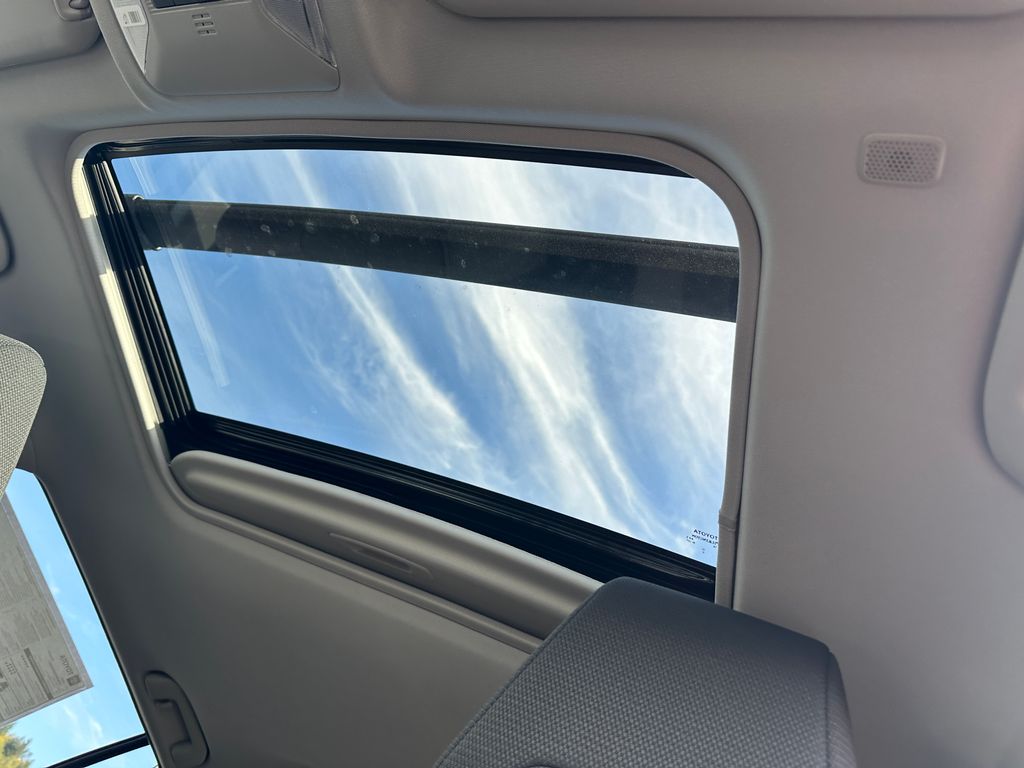 2025 Toyota RAV4 XLE photo 22