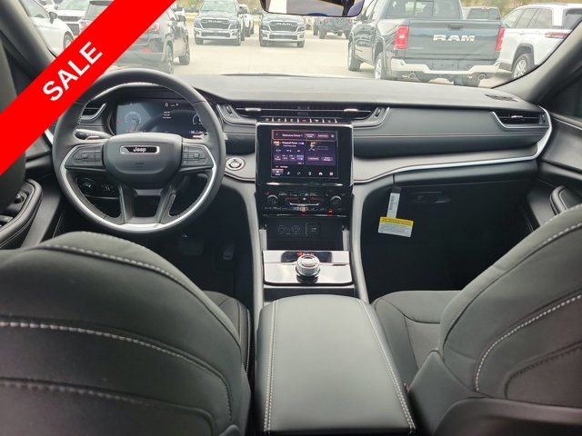 2025 Jeep Grand Cherokee Laredo photo 10