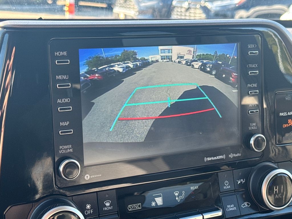 2022 Toyota Highlander LE photo 3