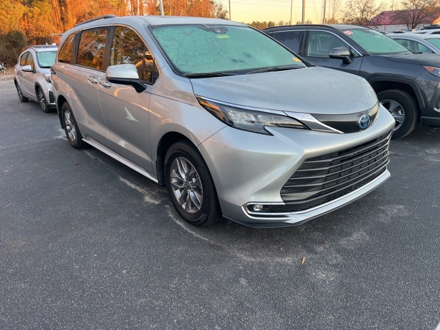 2024 Toyota Sienna XLE's photo
