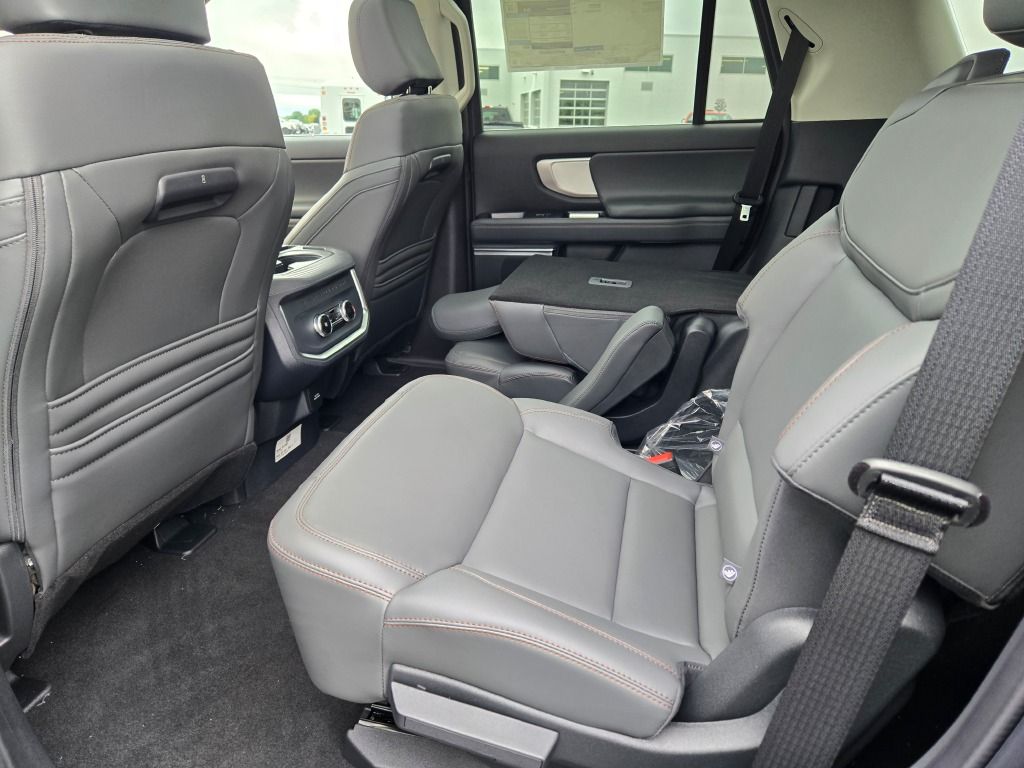 2025 Ford Expedition photo 17