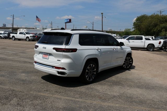 2025 Jeep Grand Cherokee Overland photo 4