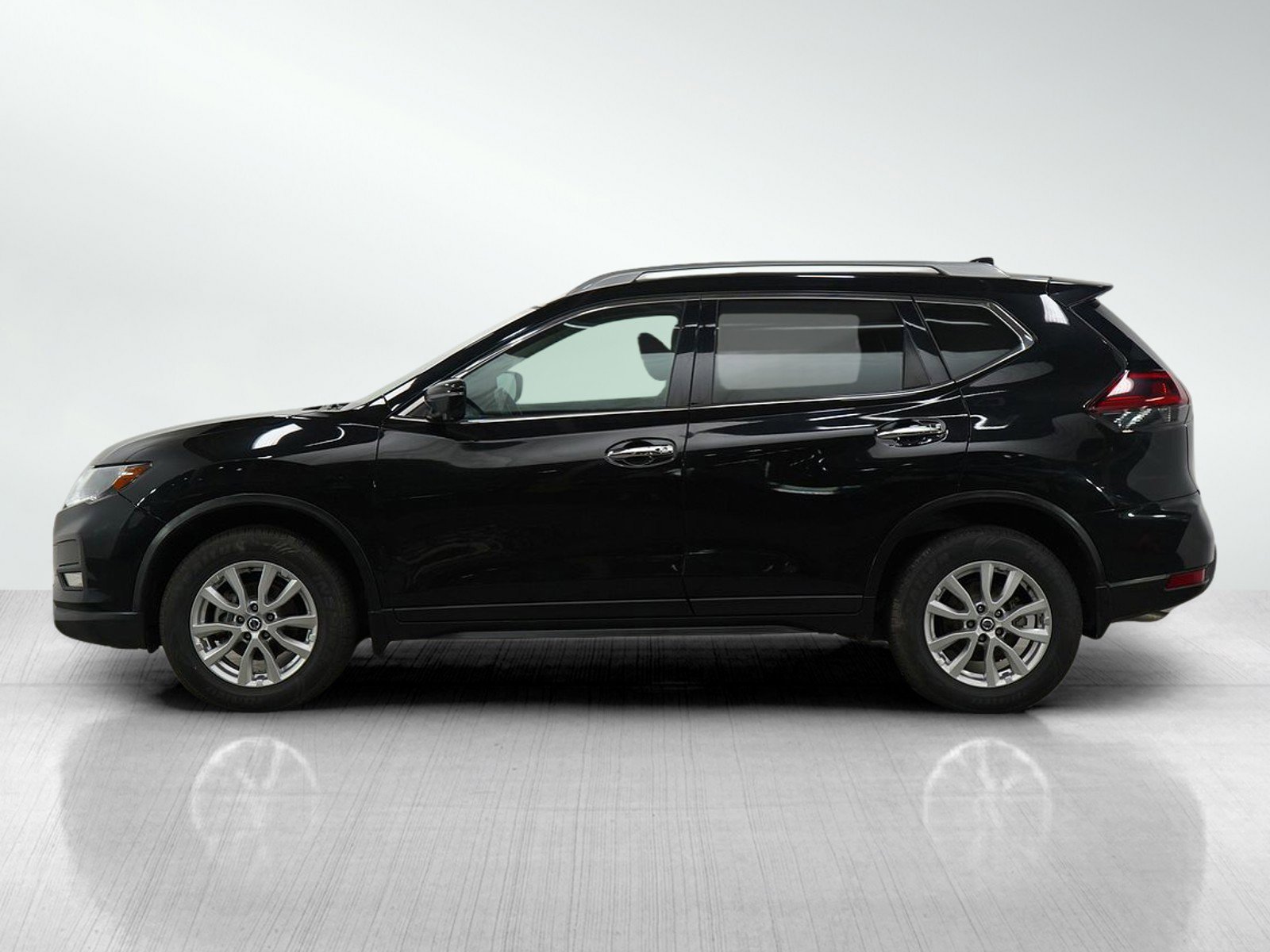 Used 2018 Nissan Rogue SV with VIN 5N1AT2MV2JC705570 for sale in Minneapolis, Minnesota