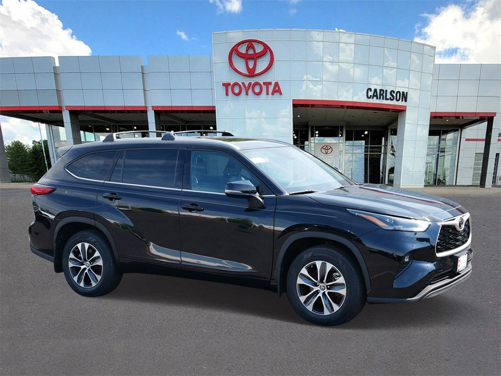 Certified 2022 Toyota Highlander XLE with VIN 5TDGZRBH5NS569670 for sale in Minneapolis, Minnesota