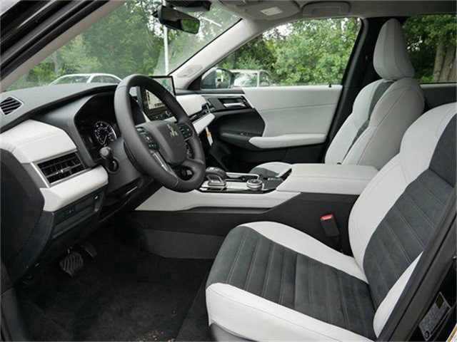 2025 Mitsubishi Outlander SE photo 3