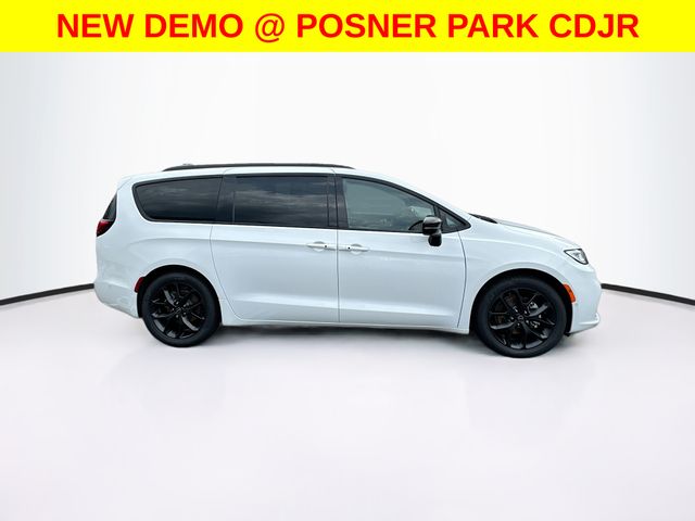 2025 Chrysler Pacifica Limited photo 4
