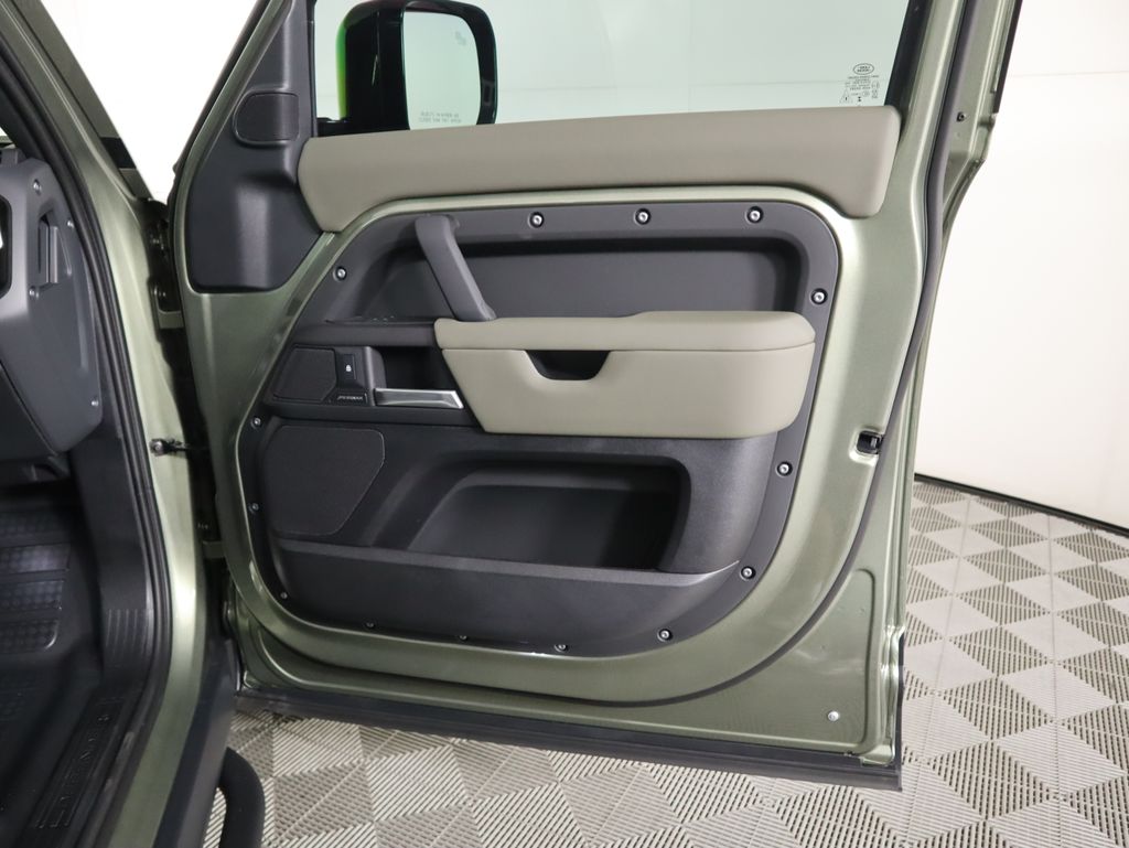 2025 Land Rover Defender 110 S photo 22