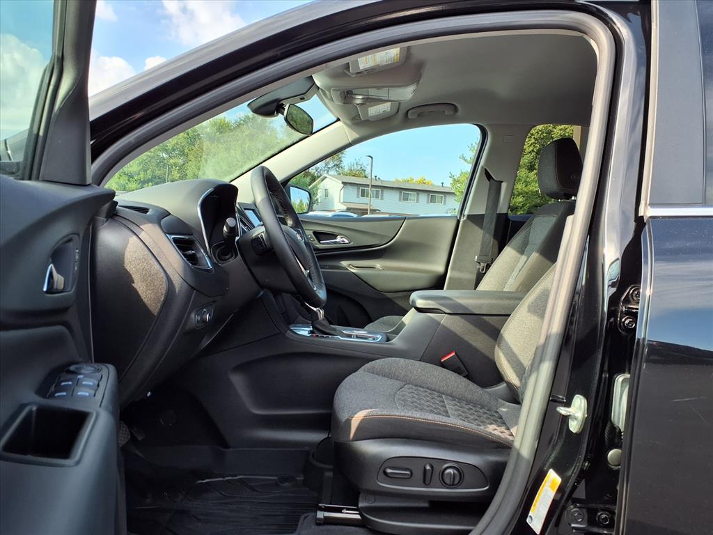 2024 Chevrolet Equinox LT photo 2