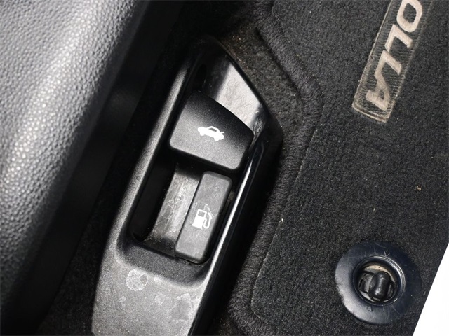 2021 Toyota Corolla LE photo 2