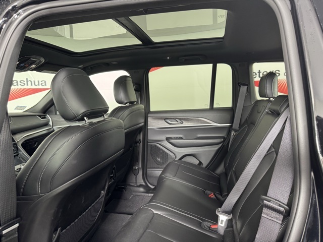 2025 Jeep Grand Cherokee Limited photo 2