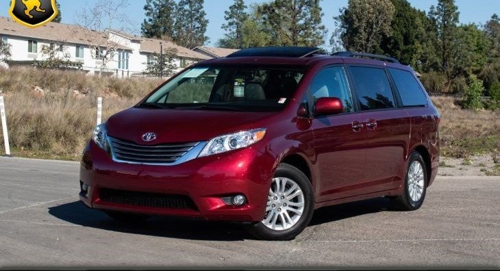2017 Toyota Sienna XLE's photo