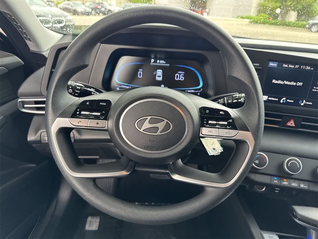 2025 Hyundai Elantra SE photo 14