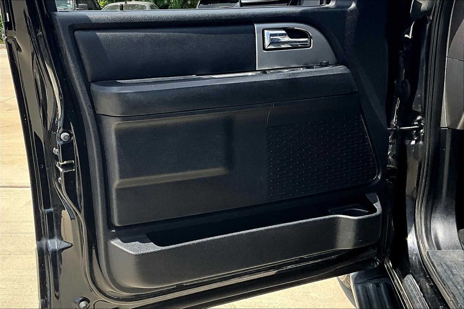 2017 Ford Expedition XLT photo 18
