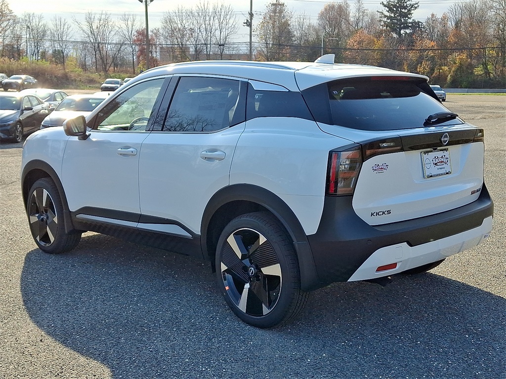 2025 Nissan Kicks SR photo 2