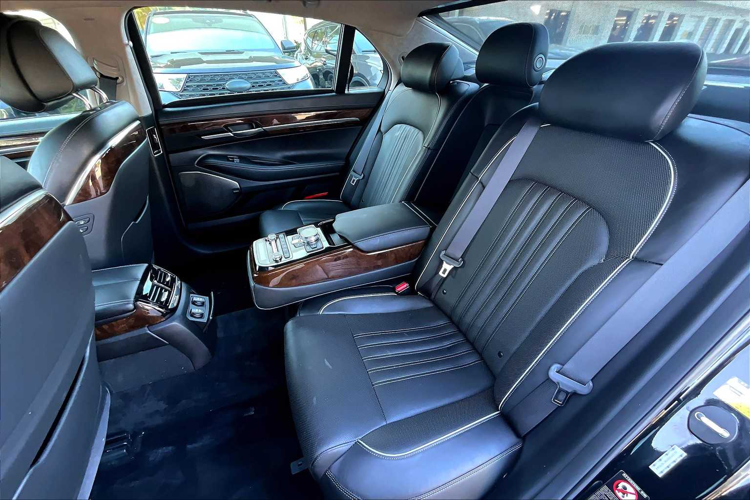 2017 Genesis G90 3.3T Premium photo 17