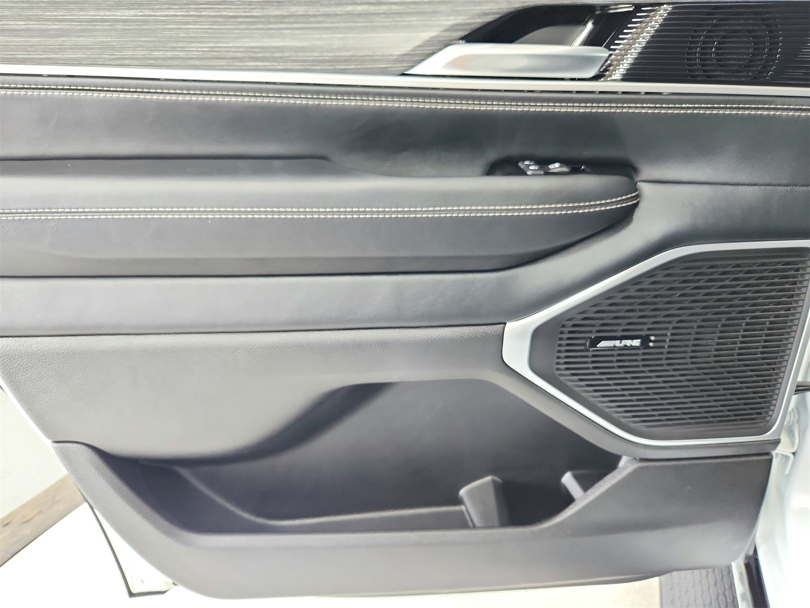 2024 Jeep Wagoneer Series II photo 42