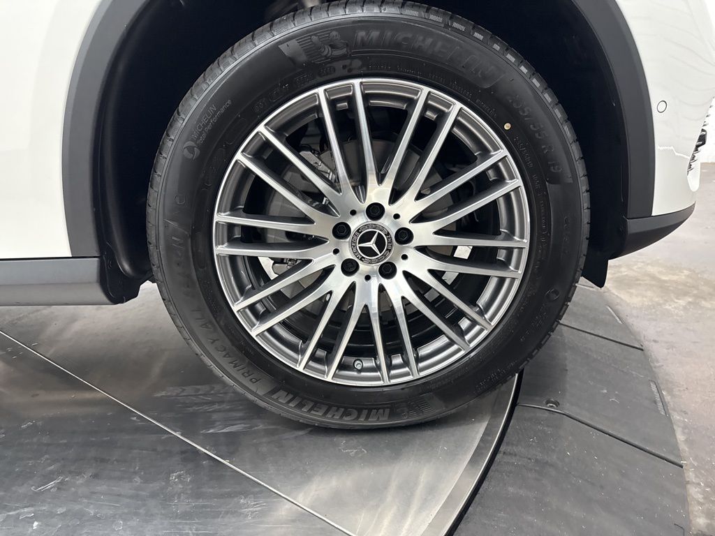 2026 Mercedes Benz GLC 300 photo 9