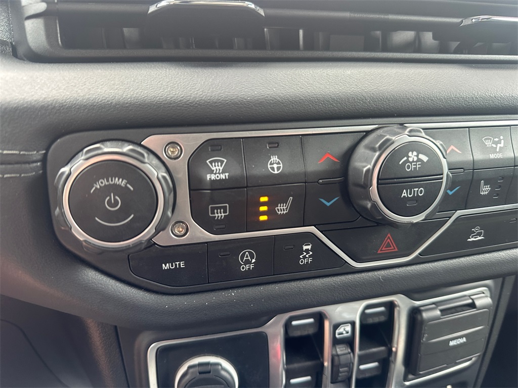 2024 Jeep Wrangler Sahara photo 24