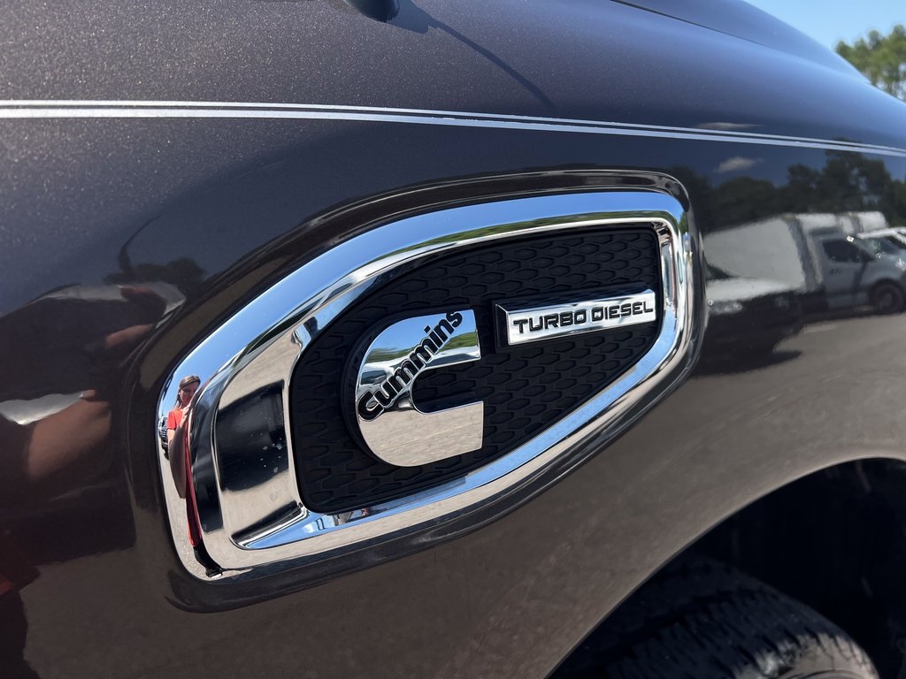 2019 Nissan Titan Crew Cab SV photo 3