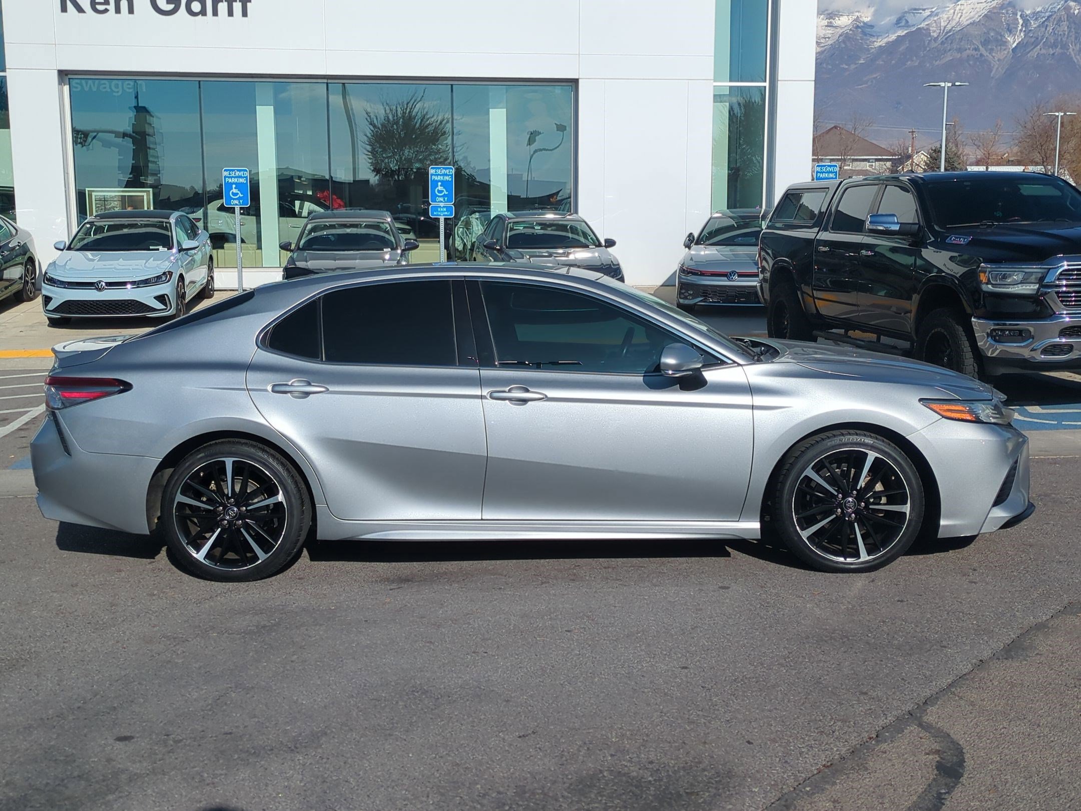2019 Toyota Camry XSE photo 2