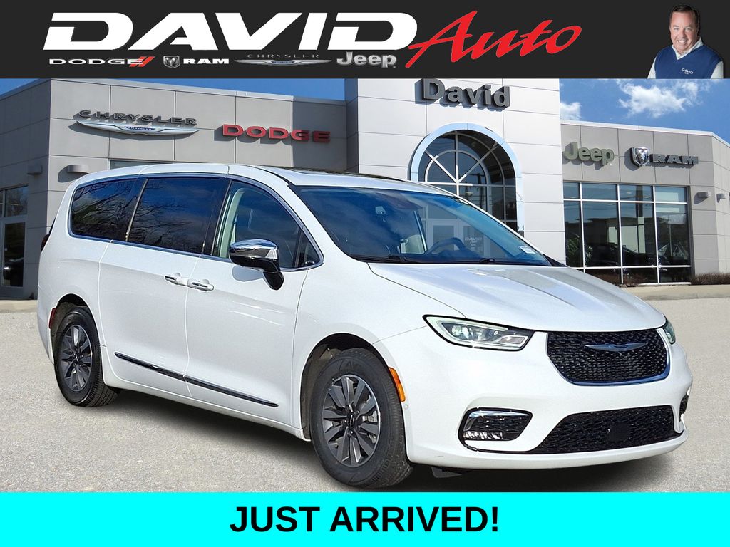 2023 Chrysler Pacifica Hybrid Limited's photo