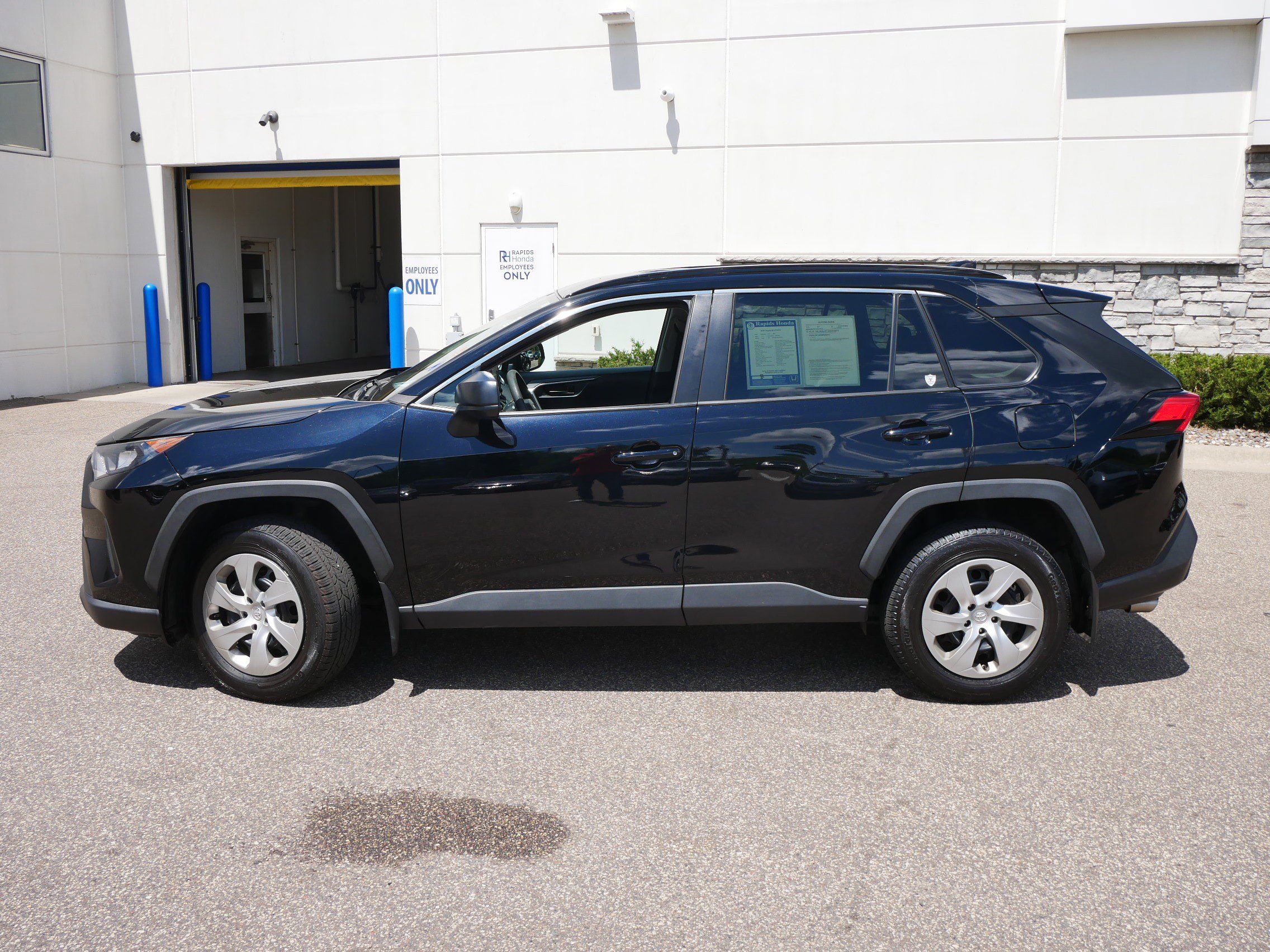 Used 2019 Toyota RAV4 LE with VIN 2T3F1RFV9KW009535 for sale in Coon Rapids, Minnesota