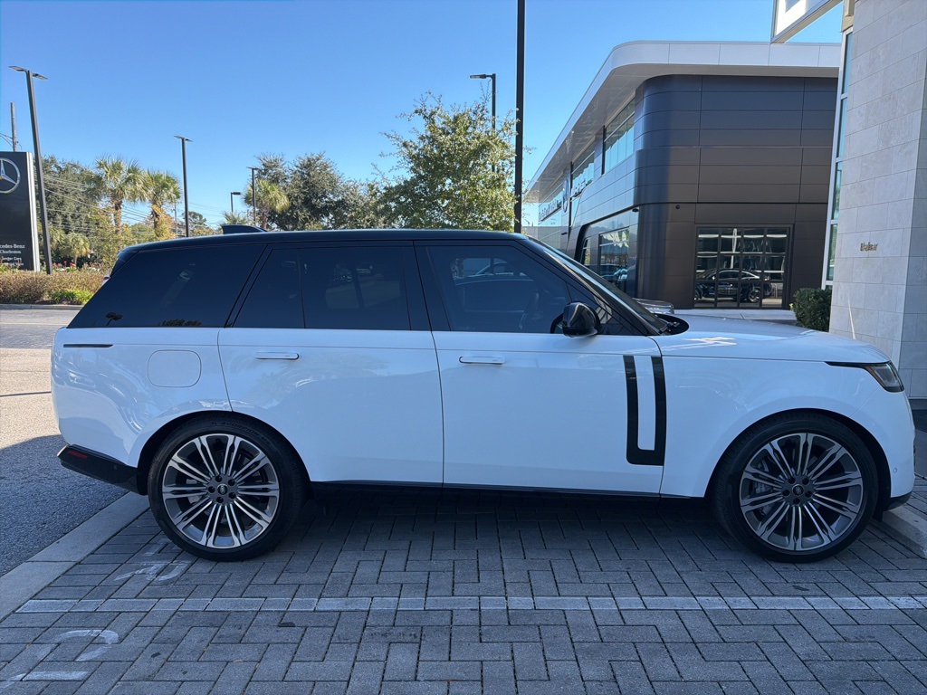 2025 Land Rover Range Rover SE photo 4