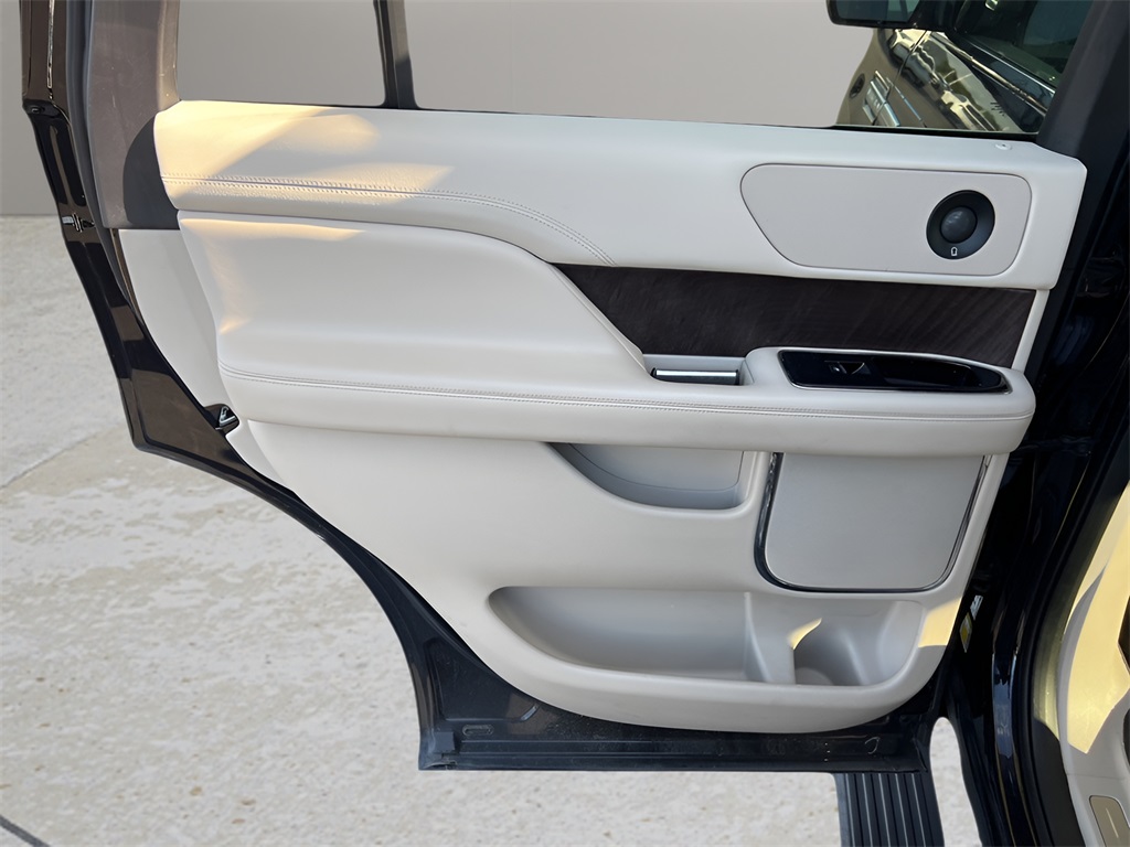 2021 Lincoln Navigator Standard photo 16