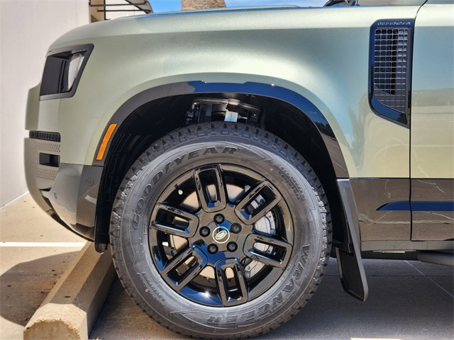 2025 Land Rover Defender 130 X-Dynamic SE photo 6