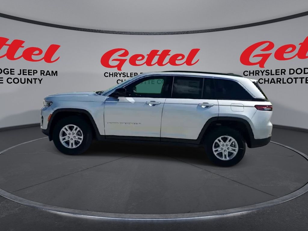 2025 Jeep Grand Cherokee Laredo photo 4