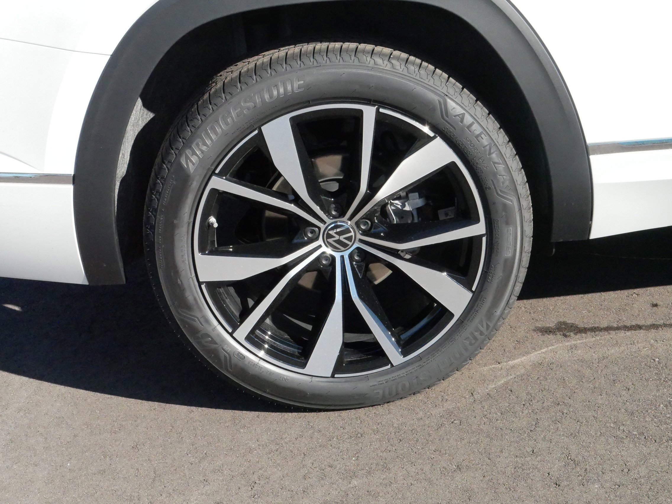 2026 Volkswagen Atlas SEL Premium R-Line photo 4