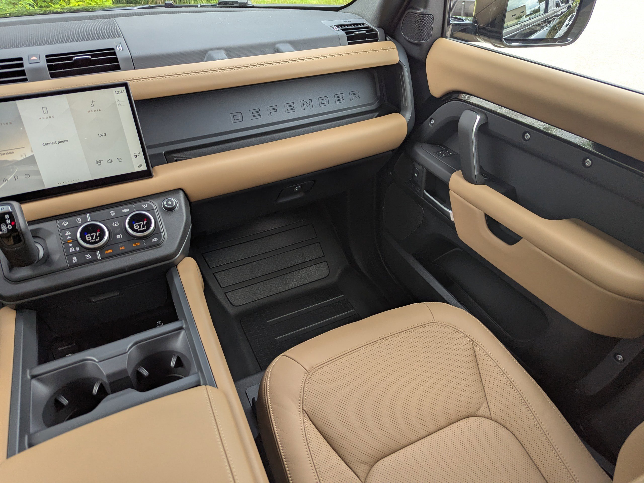 2025 Land Rover Defender 130 S photo 14