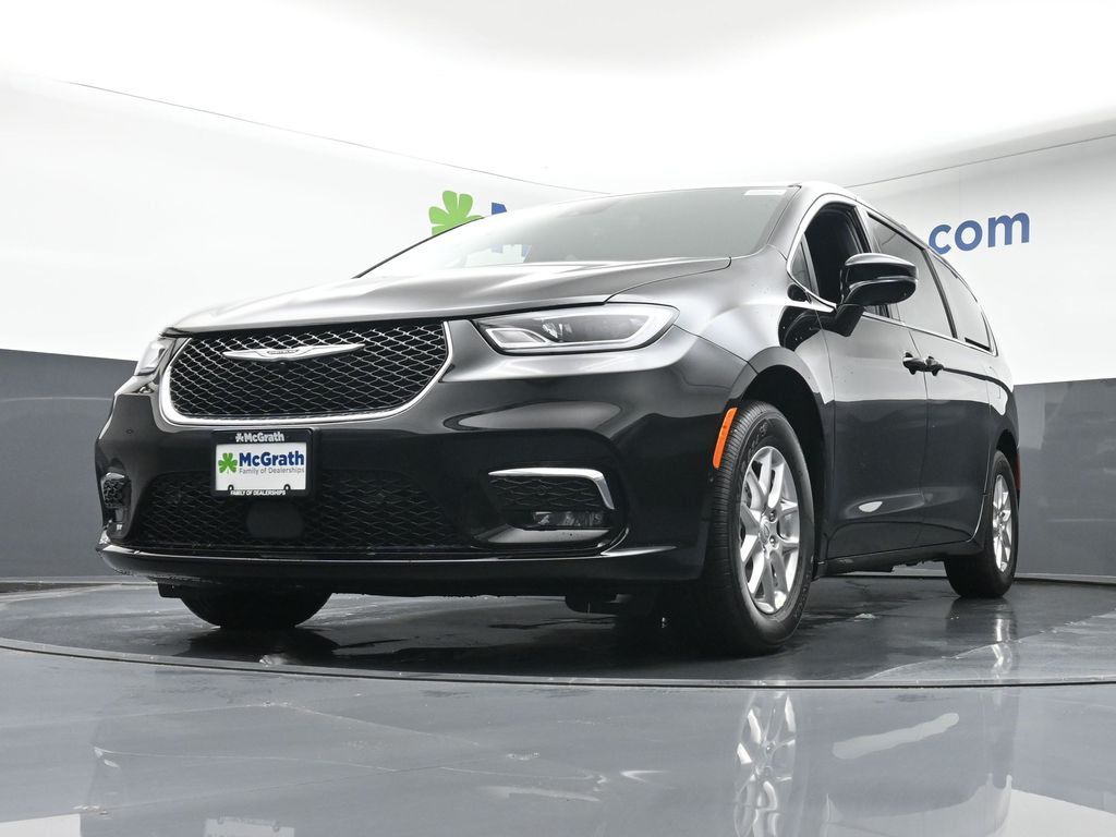 2026 Chrysler Pacifica photo 3