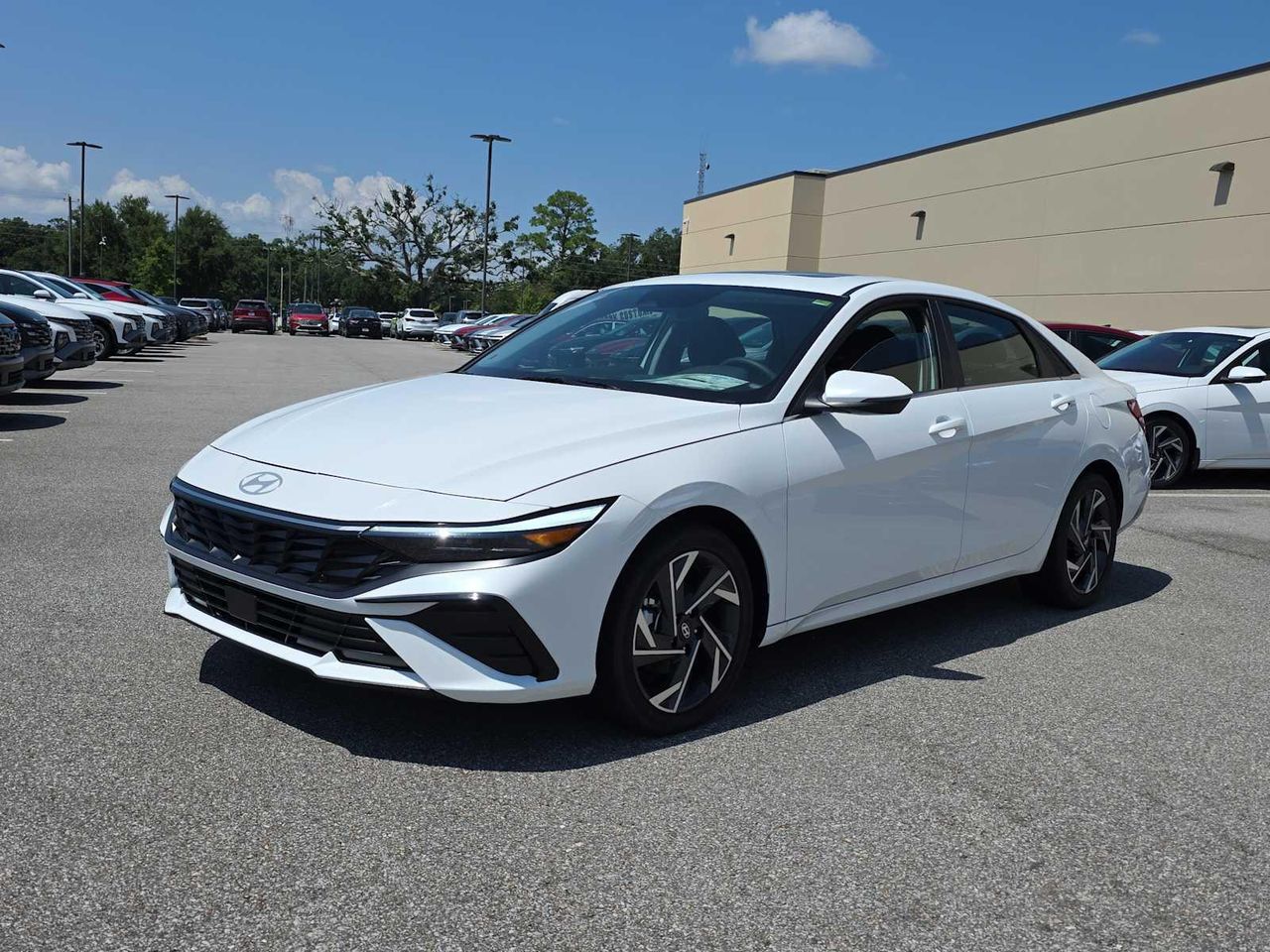 2025 Hyundai Elantra Hybrid Limited photo 2